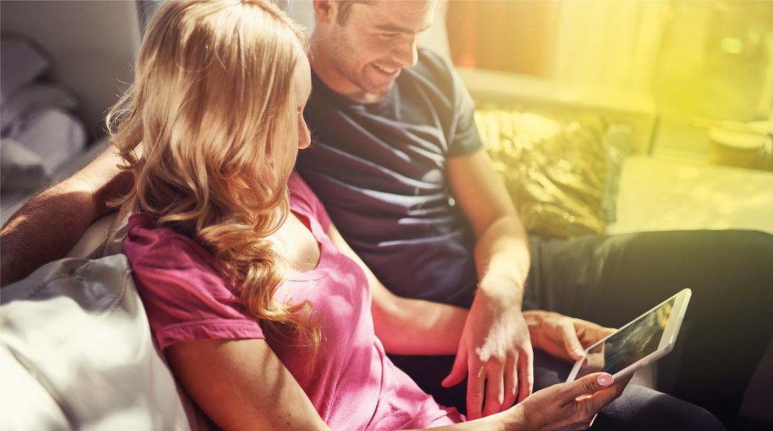 Strom Stadtwerke Ostm&uuml;nsterland - Ein P&auml;rchen entspannt bei gem&uuml;tlichem Licht