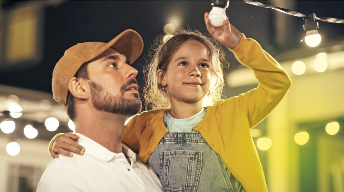 Strom Stadtwerke Ostm&uuml;nsterland - Vater und Tochter mit einer Lichterkette