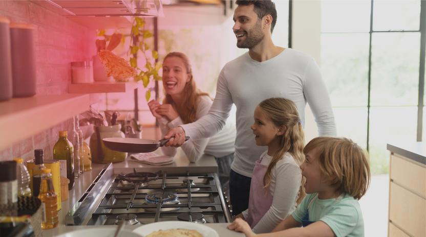 Gas Stadtwerke Ostmünsterland - Eine Familie kocht auf einem Gasherd