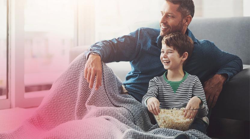 Gas Stadtwerke Ostmünsterland - Ein Mann und ein Junge sitzen gemütlich im warmen Wohnzimmer