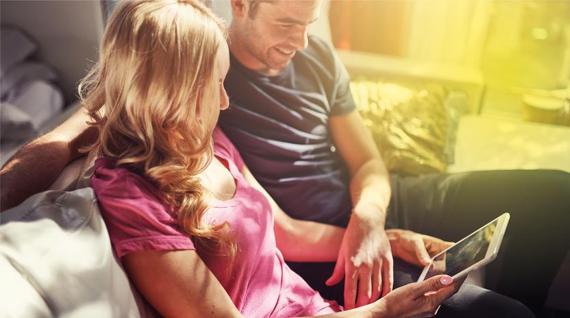 Strom Stadtwerke Ostmünsterland - Ein Pärchen entspannt bei gemütlichem Licht