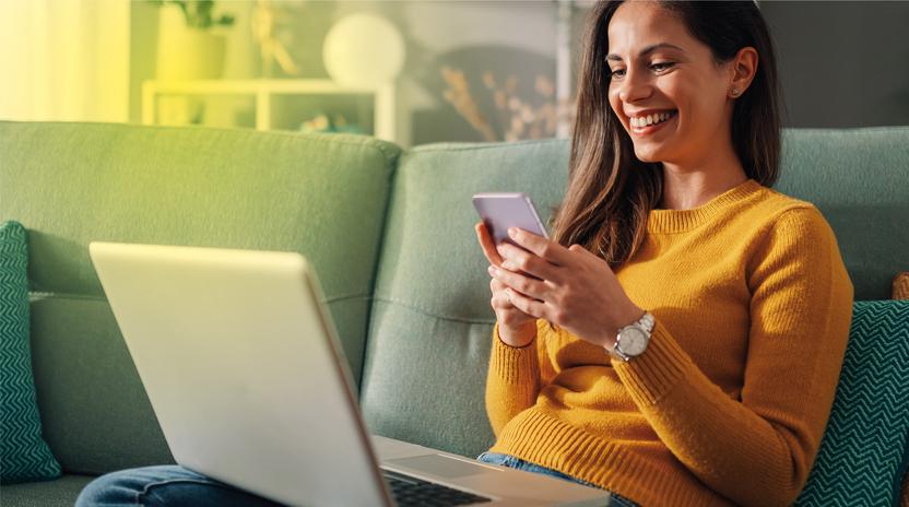 Strom Stadtwerke Ostmünsterland - Eine Frau sitzt entspannt auf dem Sofa