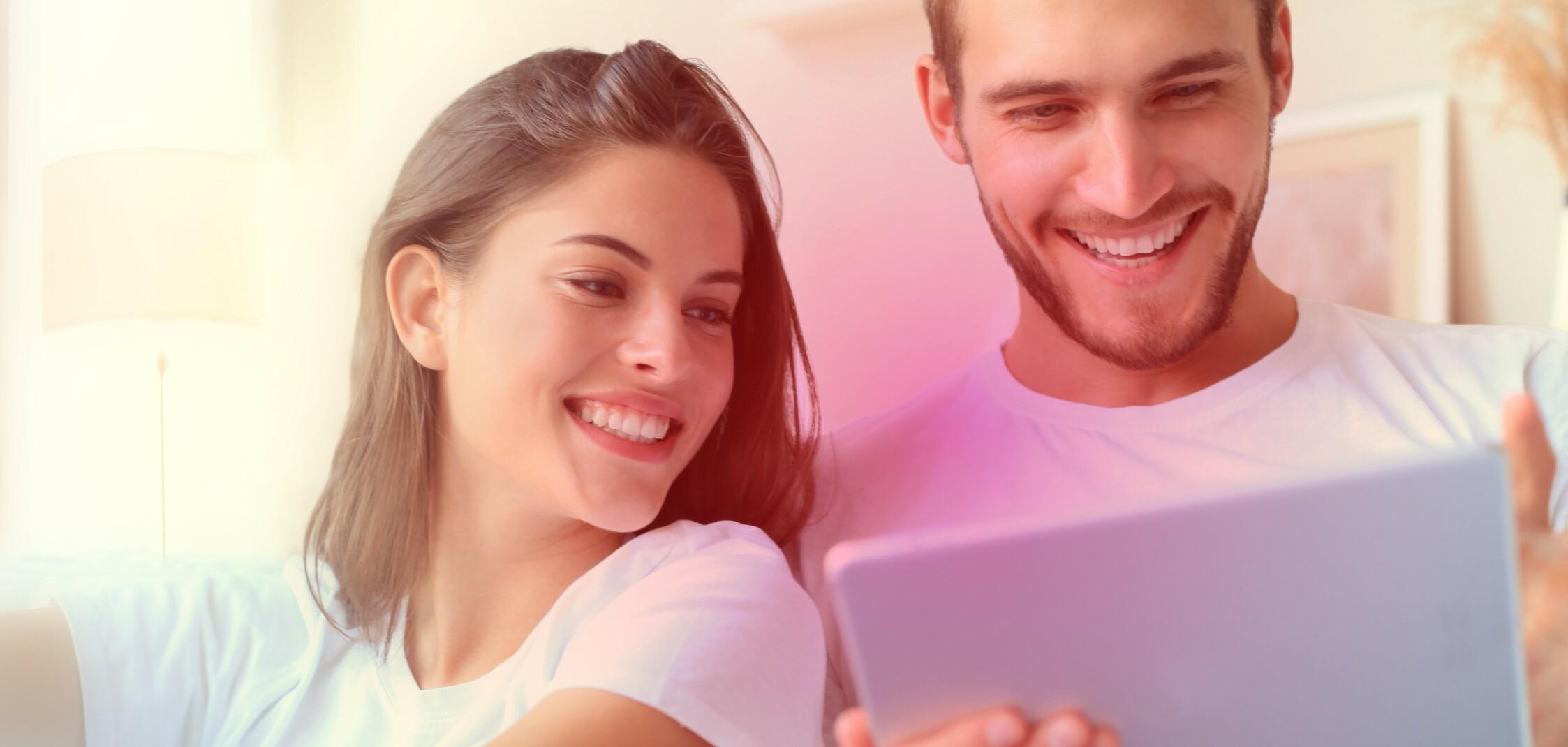 Strom Stadtwerke Ostmünsterland - Pärchen schaut auf Tablet