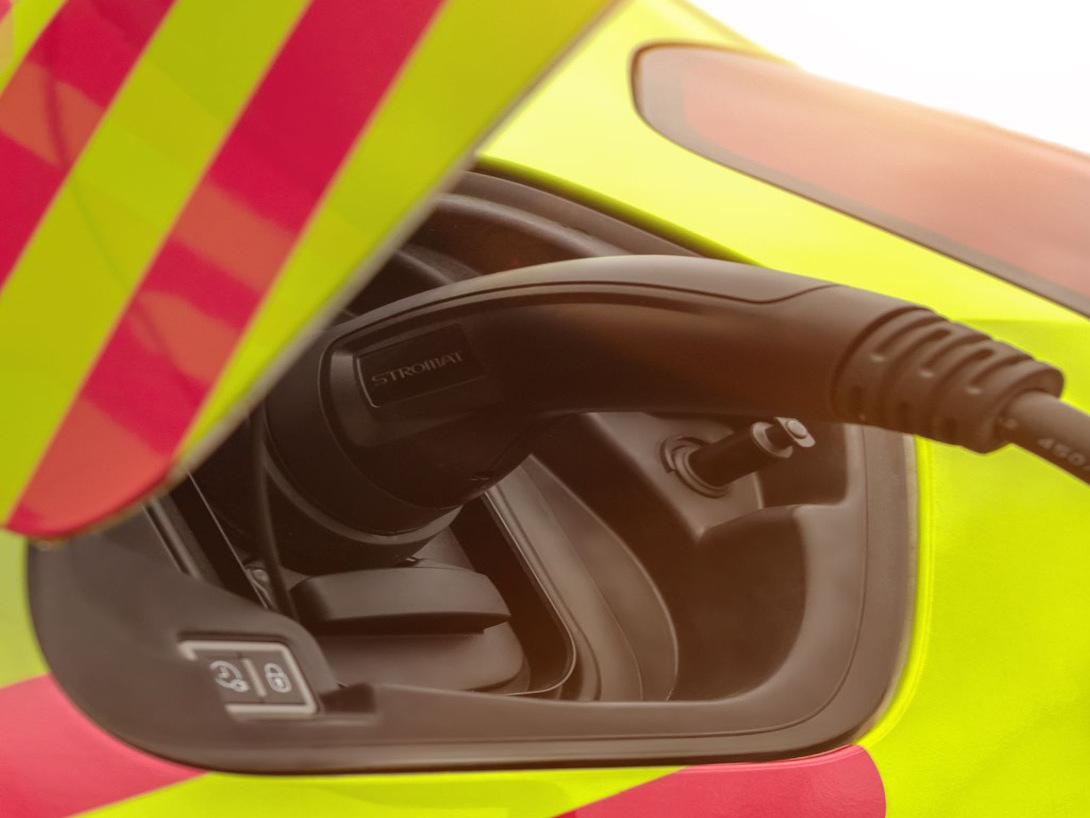 E-Auto tankt Strom