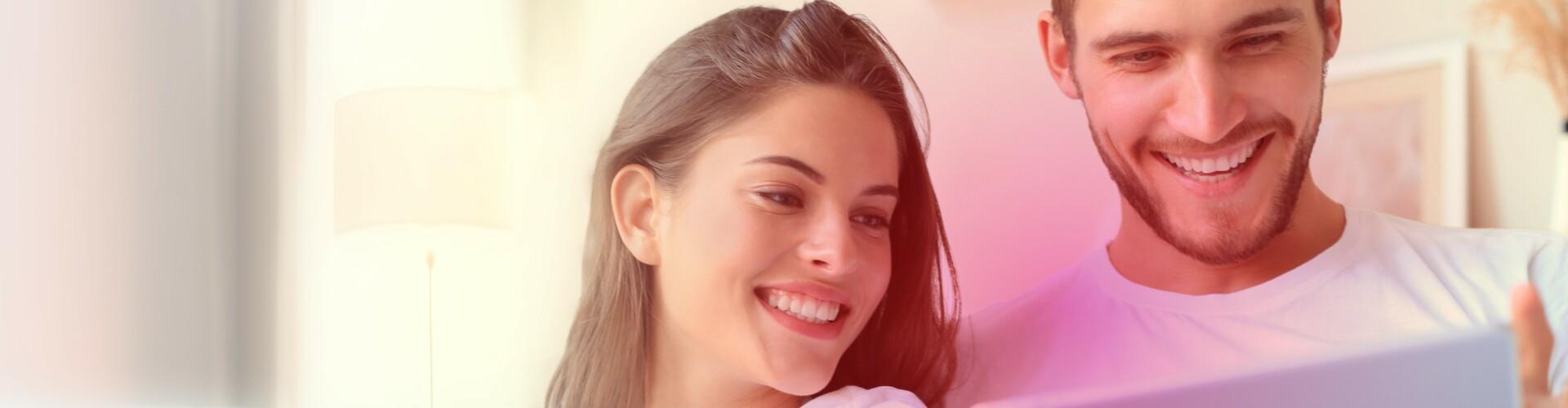 Strom Stadtwerke Ostmünsterland - Pärchen schaut auf Tablet