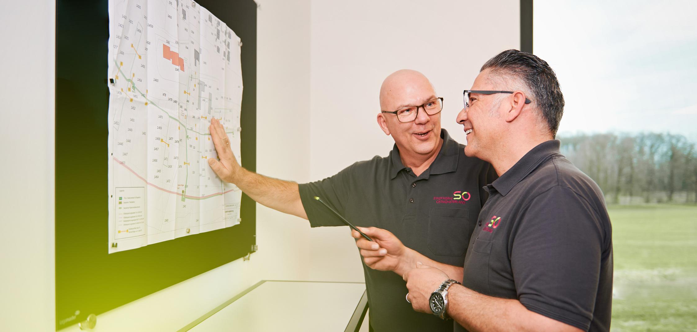 Zwei Meister schauen einen Netzplan an