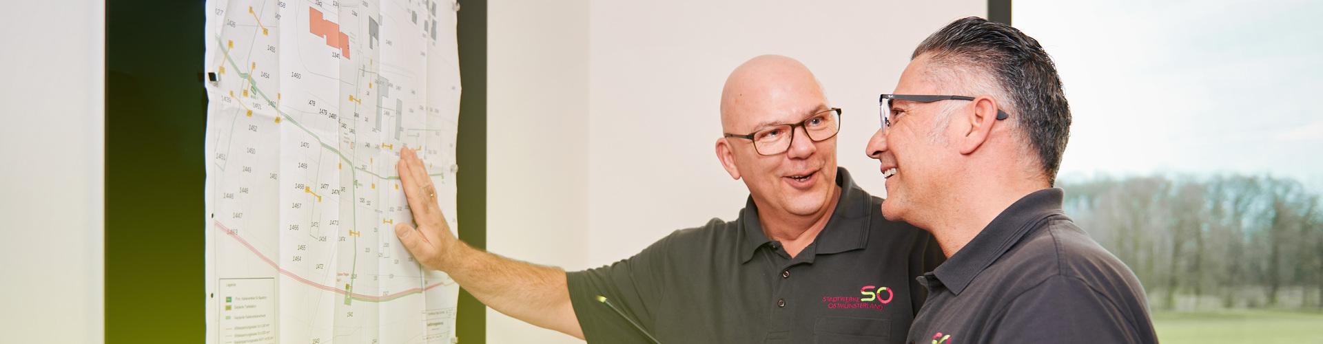 Zwei Meister schauen einen Netzplan an