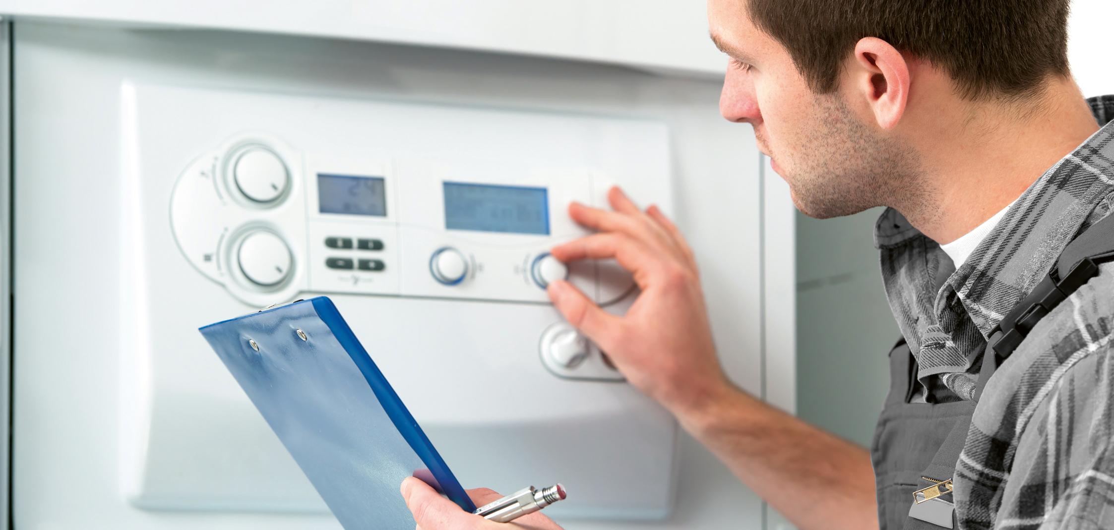 Ein Techniker prüft eine Gasheizung