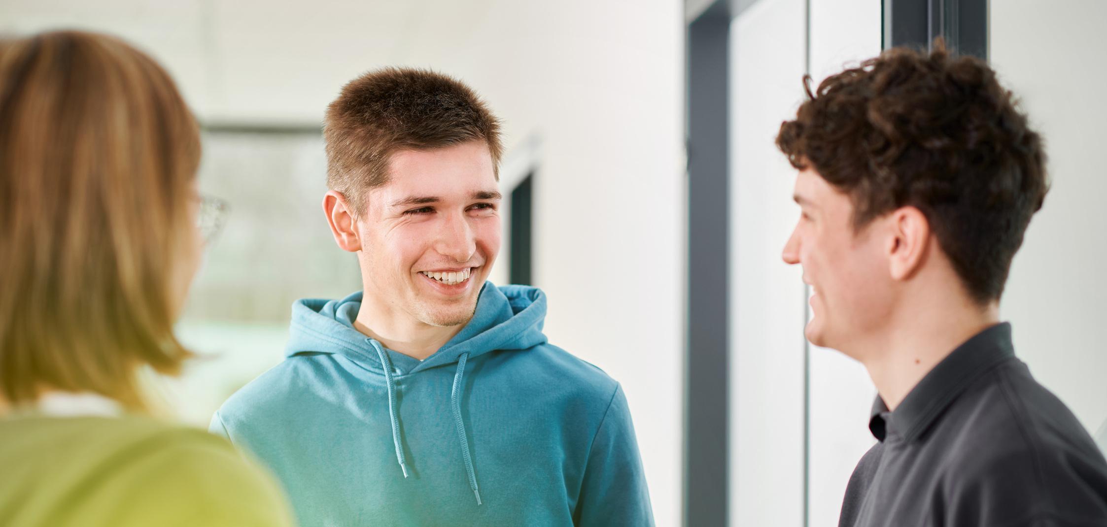 Drei Junge Menschen unterhalten sich