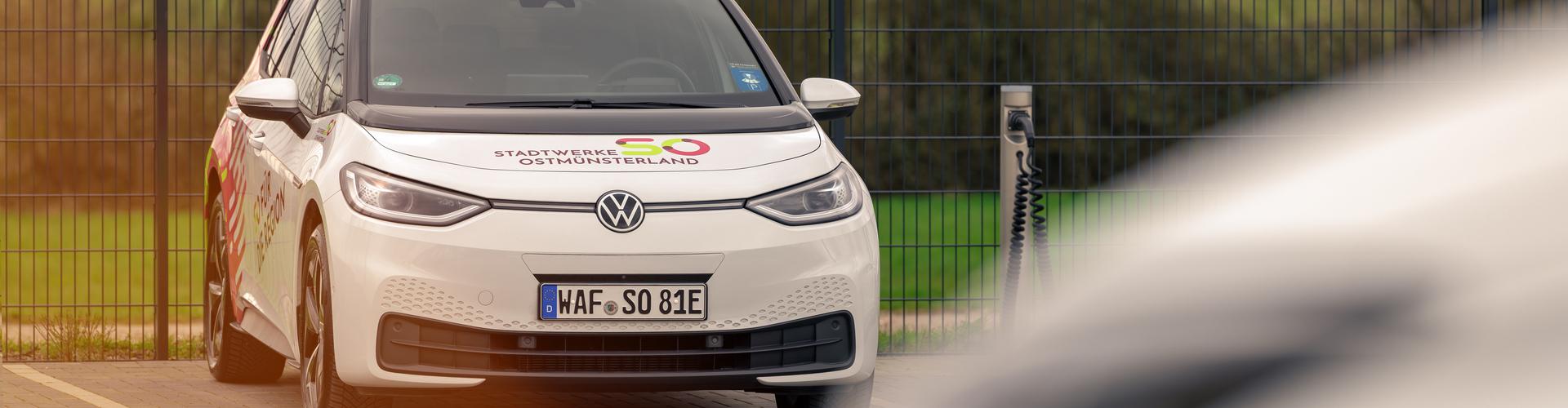 Ein E-Auto lädt an einer Ladesäule