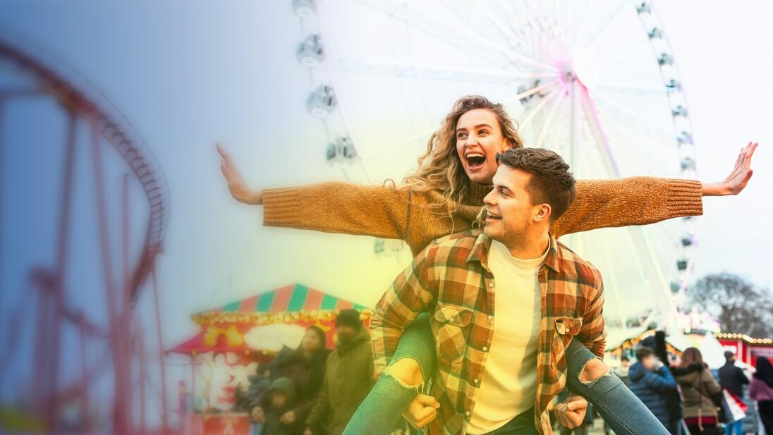Eine Frau und ein Mann auf einer Kirmes Eine Frau und ein Mann auf einer Kirmes