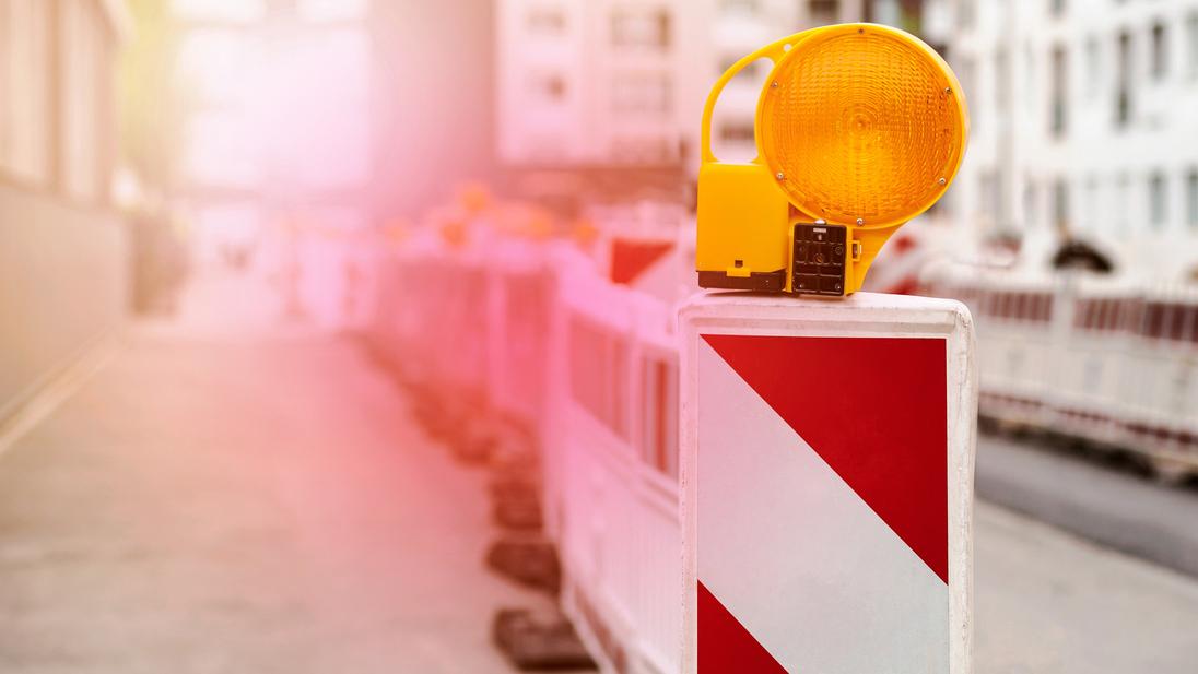 Mehrere Warnbarken stehen vor einer Baustelle Mehrere Warnbarken stehen vor einer Baustelle