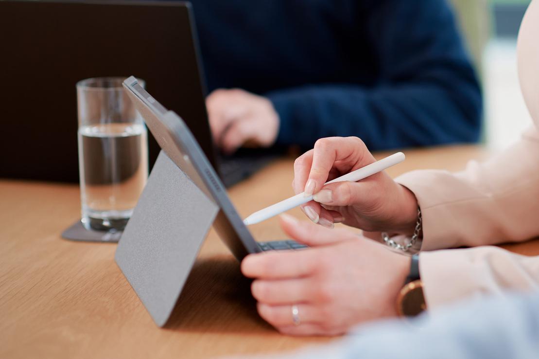 Eine Frau tippt mit einem Stift auf einem Tablet Eine Frau tippt mit einem Stift auf einem Tablet