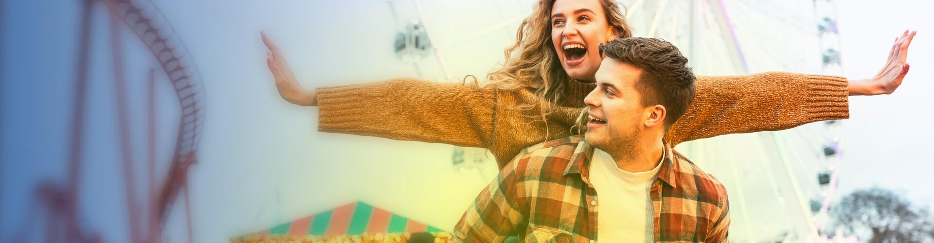 Eine Frau und ein Mann auf einer Kirmes