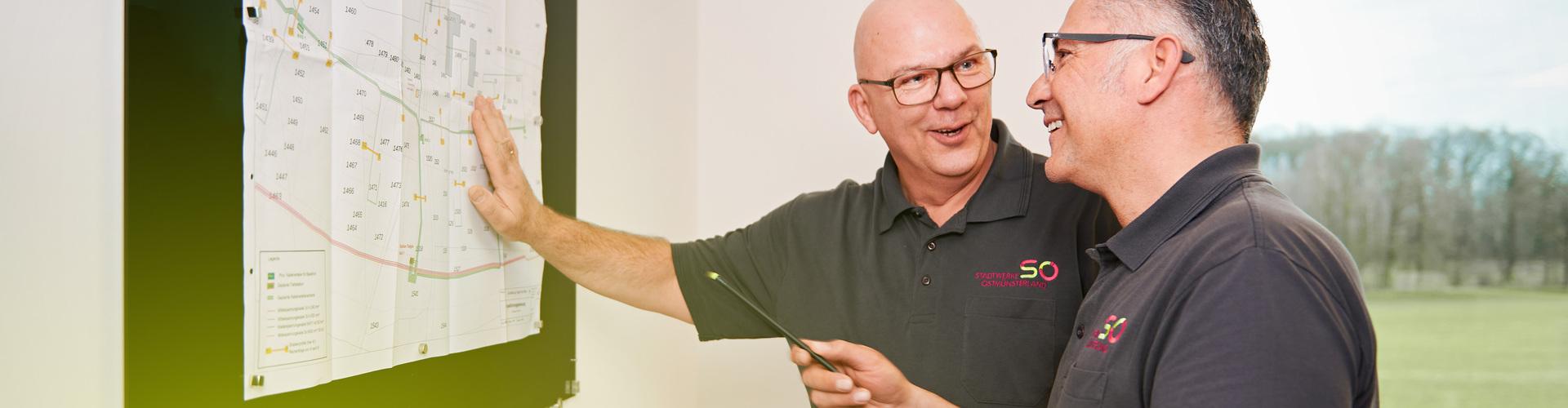 Zwei Meister schauen einen Netzplan an