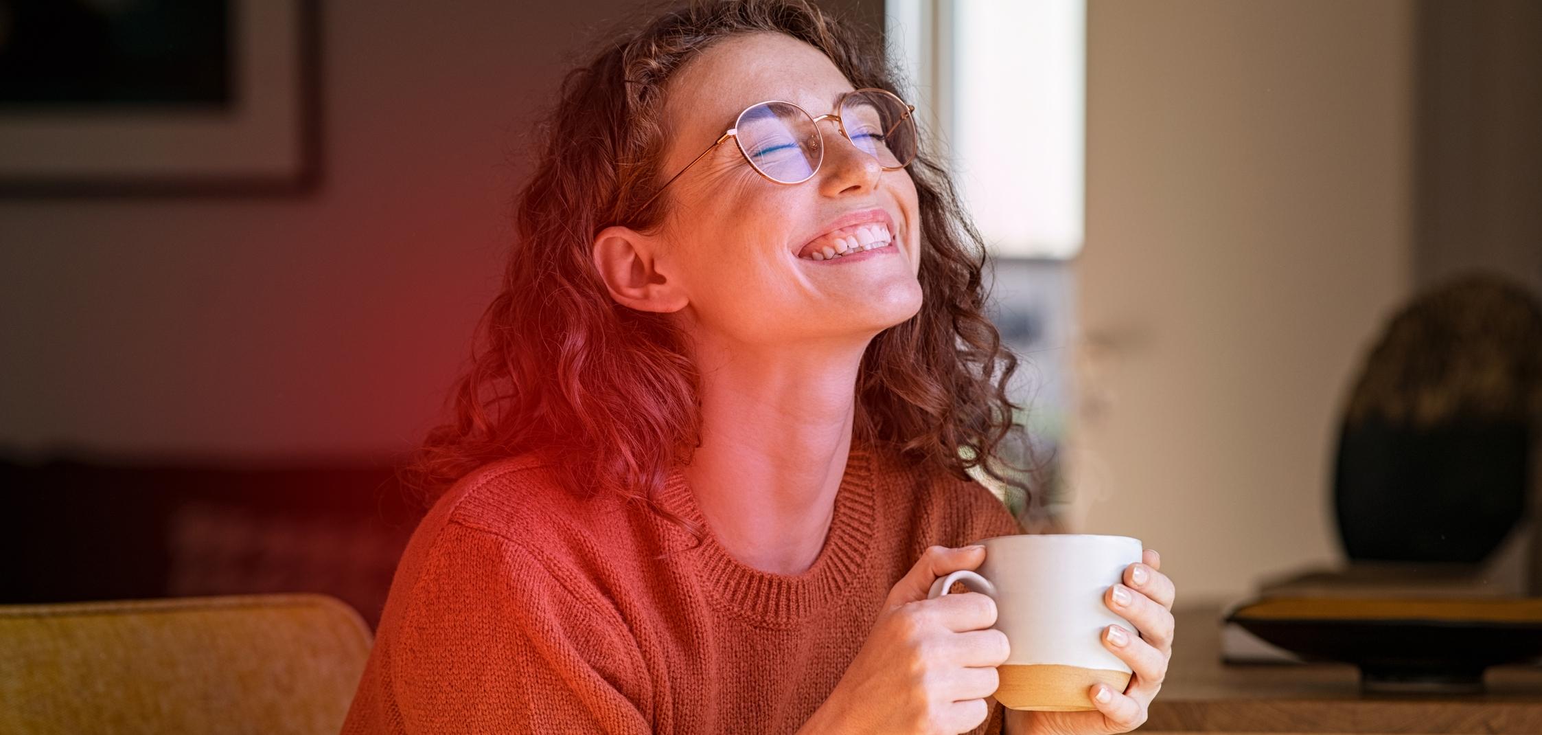 Eine Frau h&auml;lt eine Tasse in der Hand