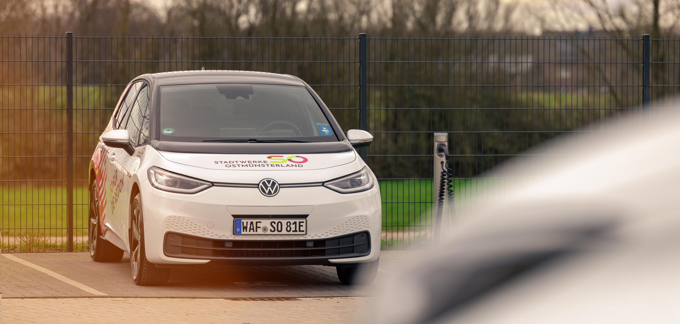 Ein E-Auto lädt an einer Ladesäule