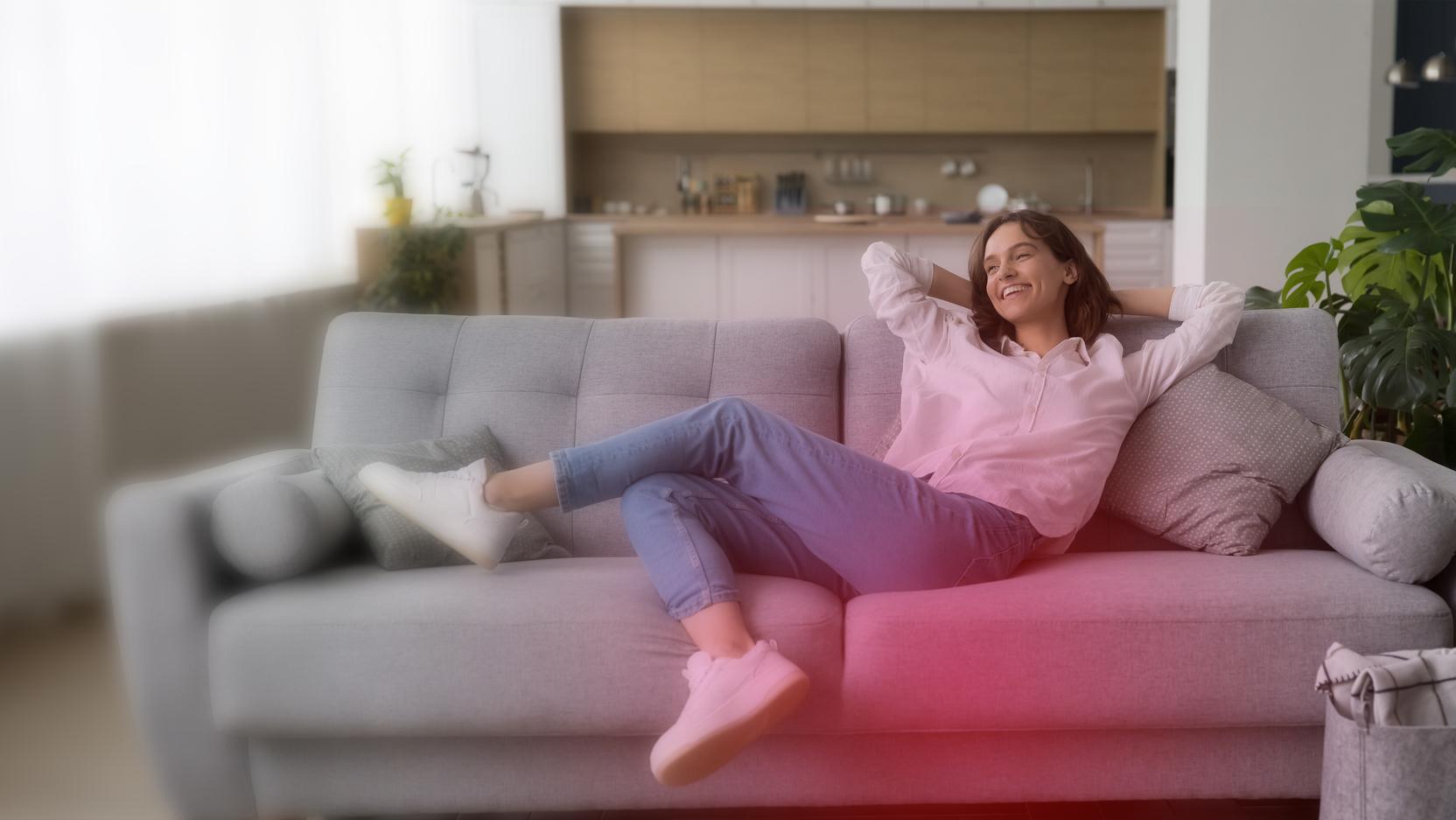 Eine Frau entspannt auf dem Sofa