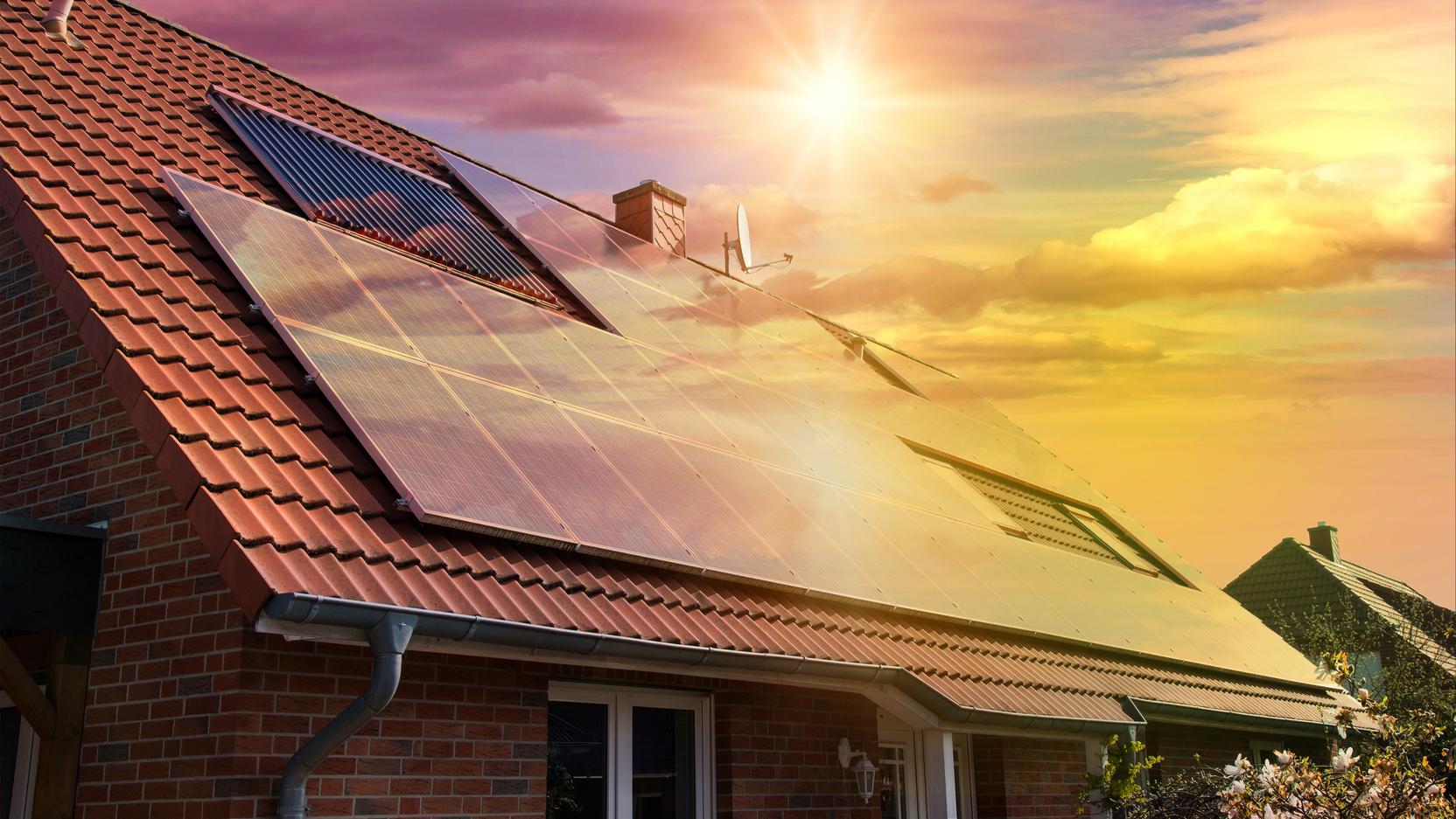 Eine Photovoltaikanlage auf einem Schr&auml;gdach im Sonnenschein
