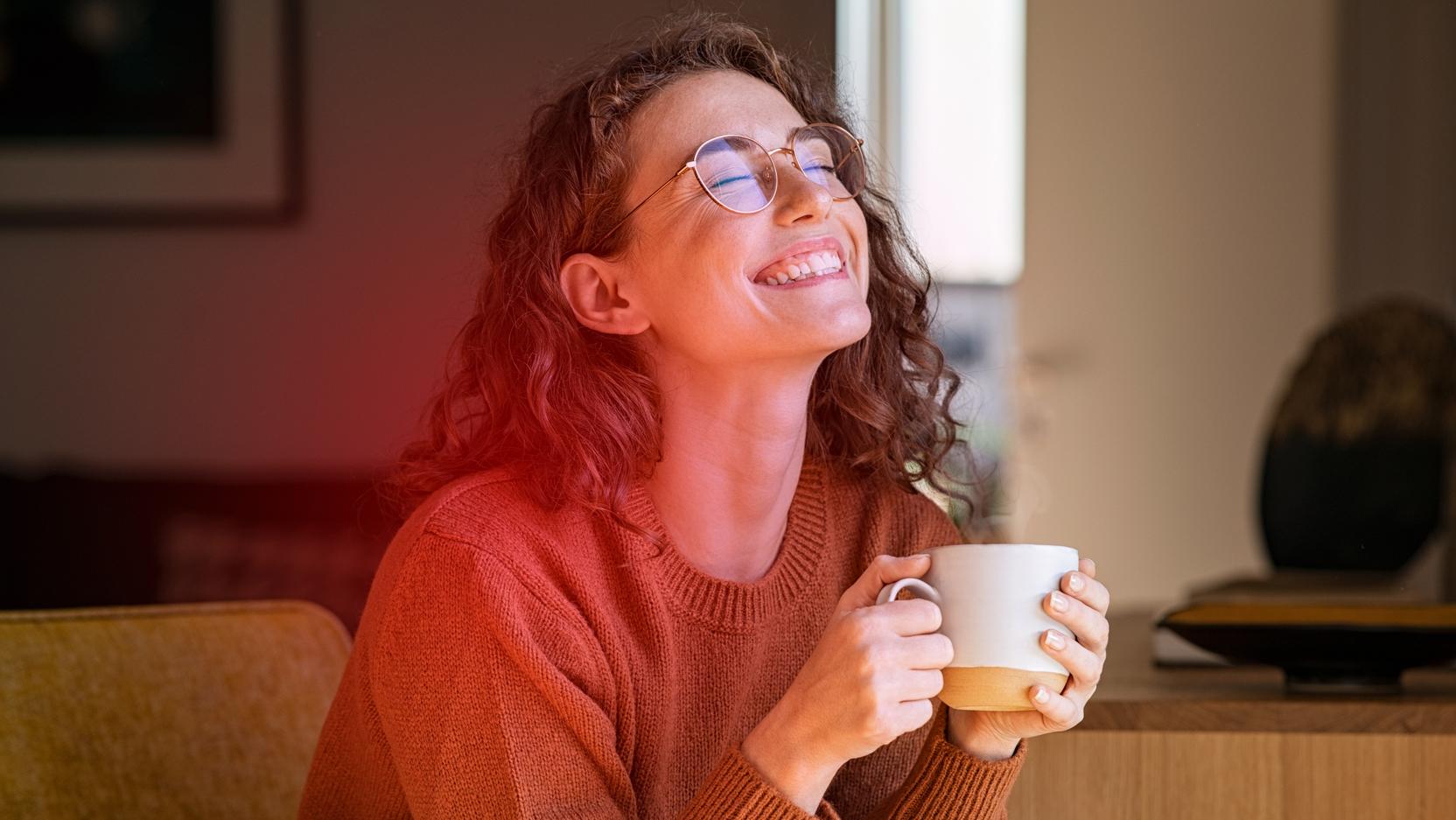 Eine Frau hält eine Tasse in der Hand