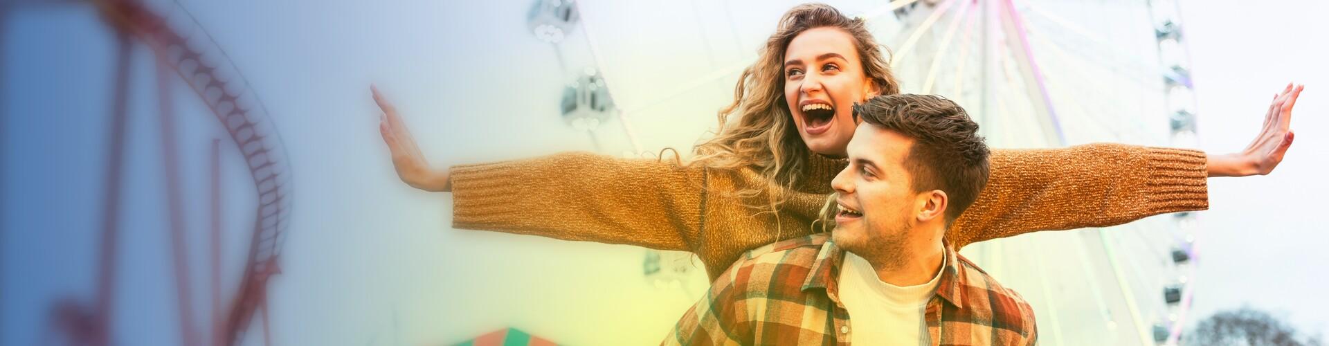 Eine Frau und ein Mann auf einer Kirmes