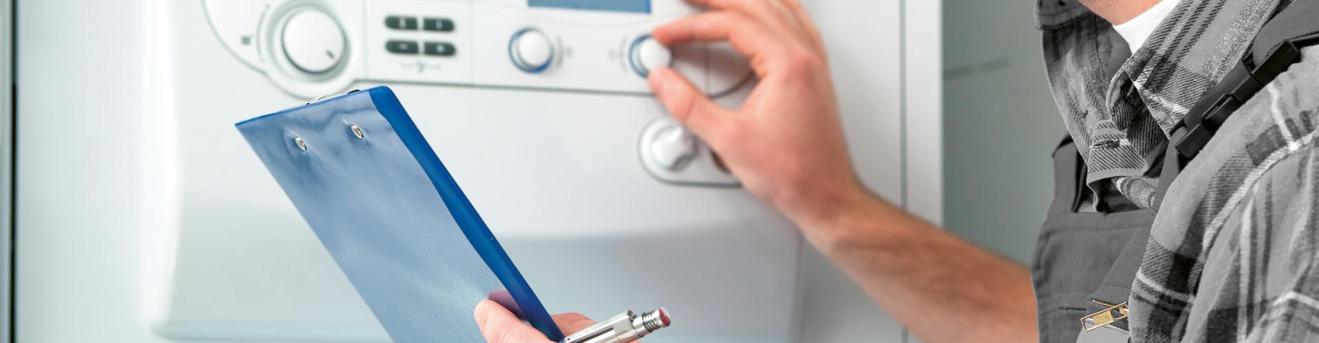 Ein Techniker prüft eine Gasheizung