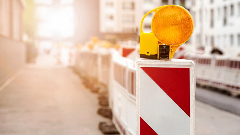 Warnbarken stehen vor eine Baustelle