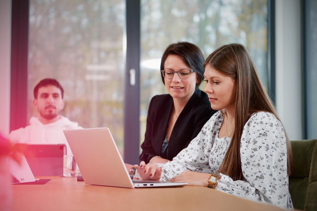 Zwei Kolleginnen der Stadtwerke Ostmünsterland arbeiten gemeinsam am Laptop Zwei Kolleginnen der Stadtwerke Ostmünsterland arbeiten gemeinsam am Laptop