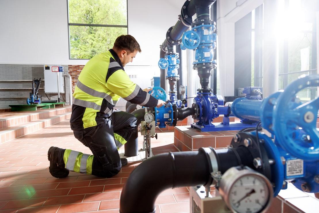 Umwelttechnologe der Stadtwerke Ostm&uuml;nsterland arbeitet an einer Pumpe im Wasserwerk
