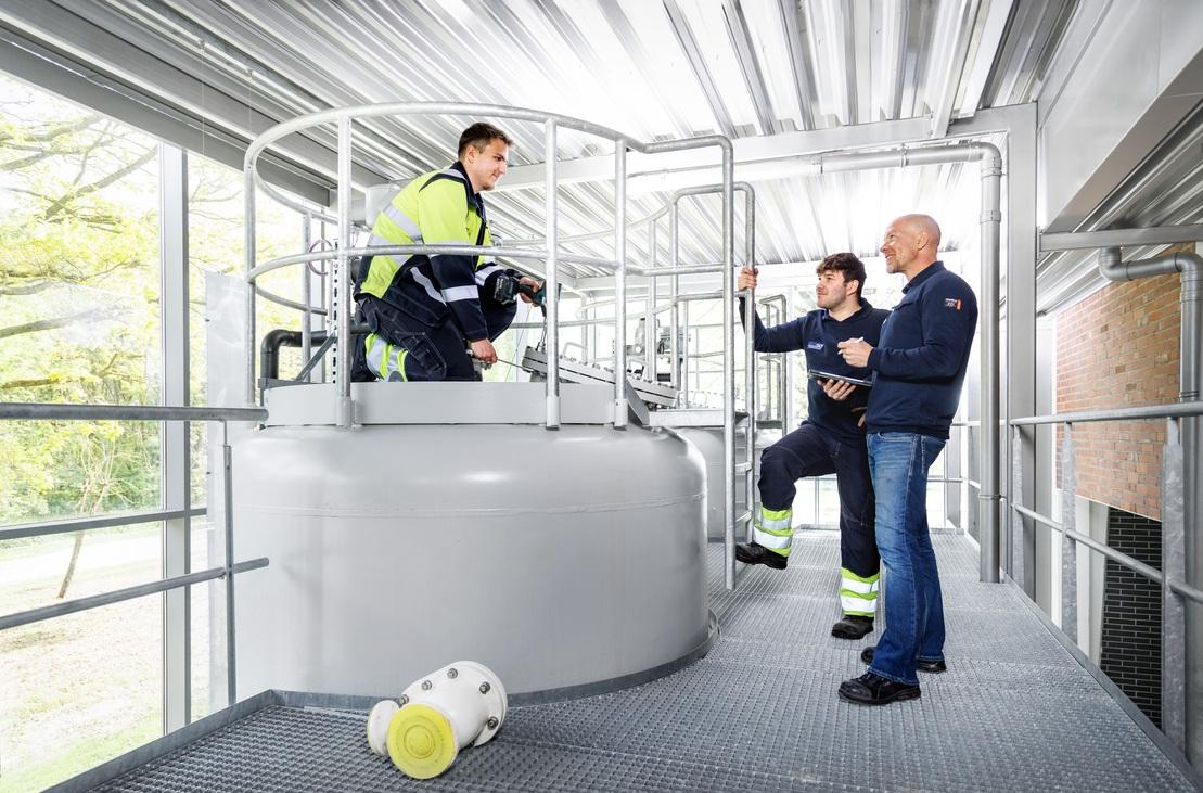 Drei Techniker der Stadtwerke Ostmünsterland an einer Filteranlage im Wasserwerk Drei Techniker der Stadtwerke Ostmünsterland an einer Filteranlage im Wasserwerk