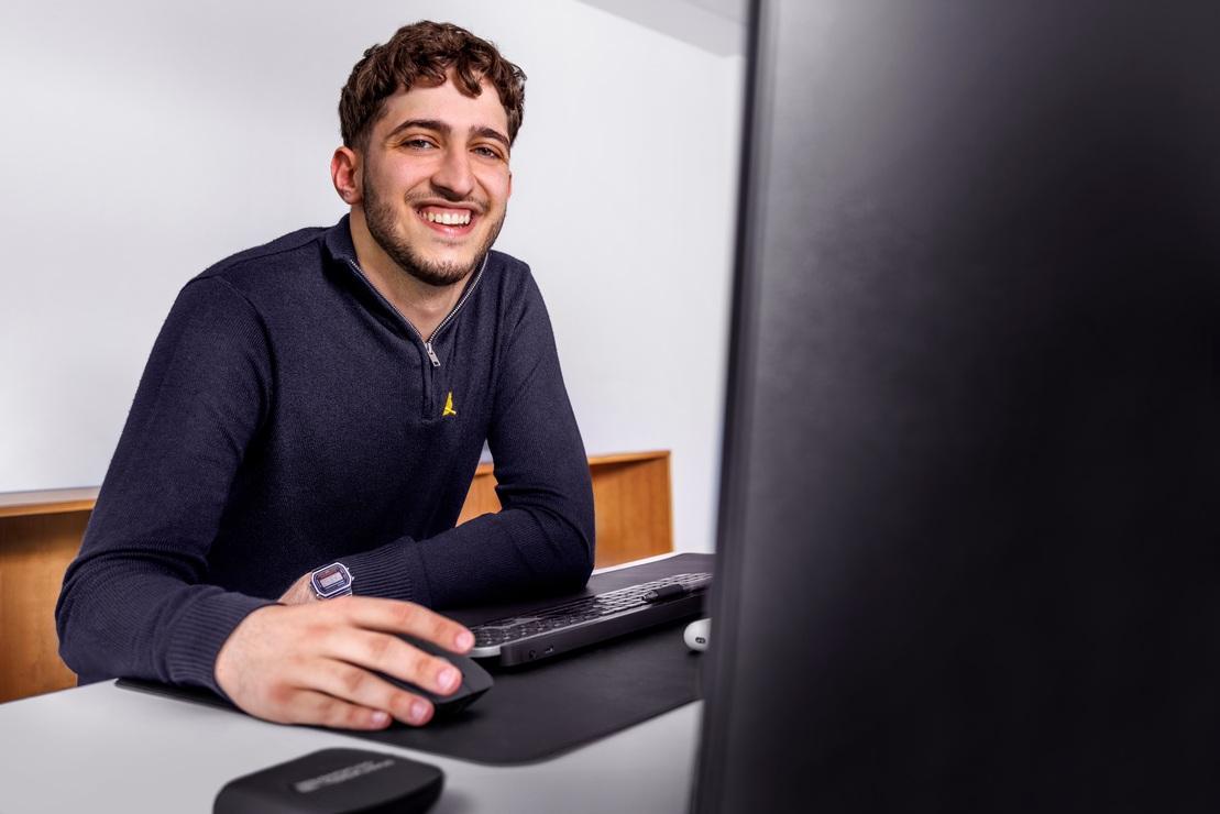 Ein Mitarbeiter der Stadtwerke Ostmünsterland arbeitet konzentriert am Computerarbeitsplatz im modernen Büro und nutzt digitale Tools für die tägliche Büroarbeit. Ein Mitarbeiter der Stadtwerke Ostmünsterland arbeitet konzentriert am Computerarbeitsplatz im modernen Büro und nutzt digitale Tools für die tägliche Büroarbeit.