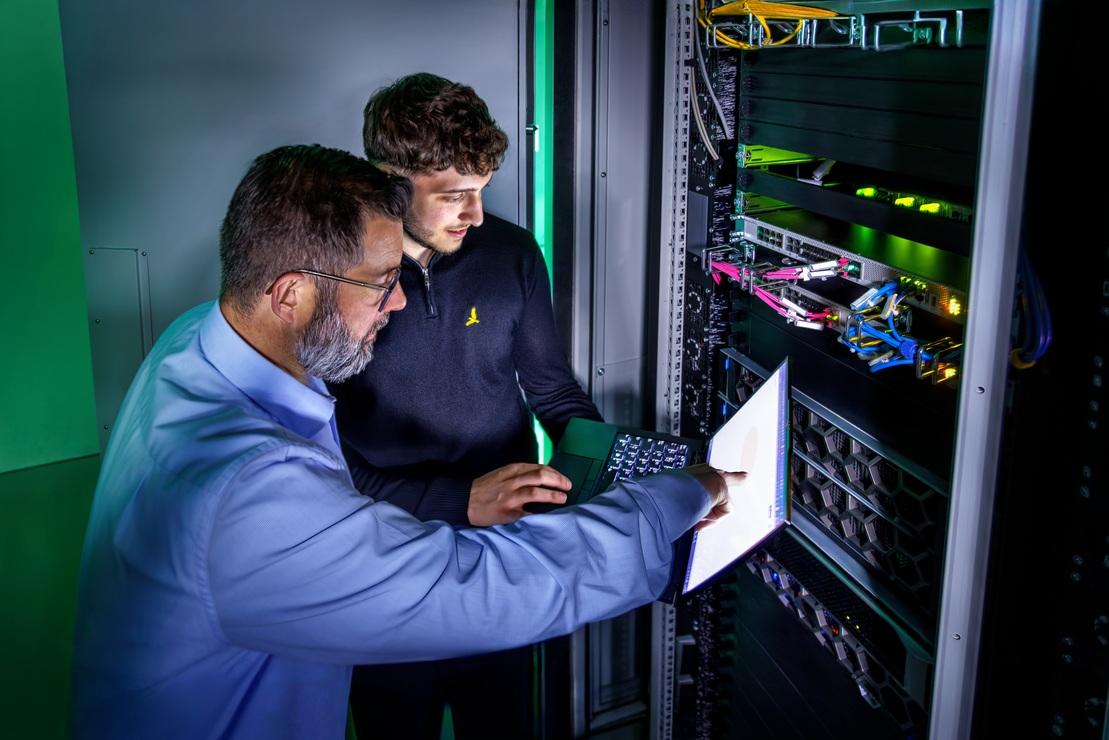 Zwei IT-Mitarbeiter der Stadtwerke Ostmünsterland überprüfen und warten gemeinsam einen Server Zwei IT-Mitarbeiter der Stadtwerke Ostmünsterland überprüfen und warten gemeinsam einen Server