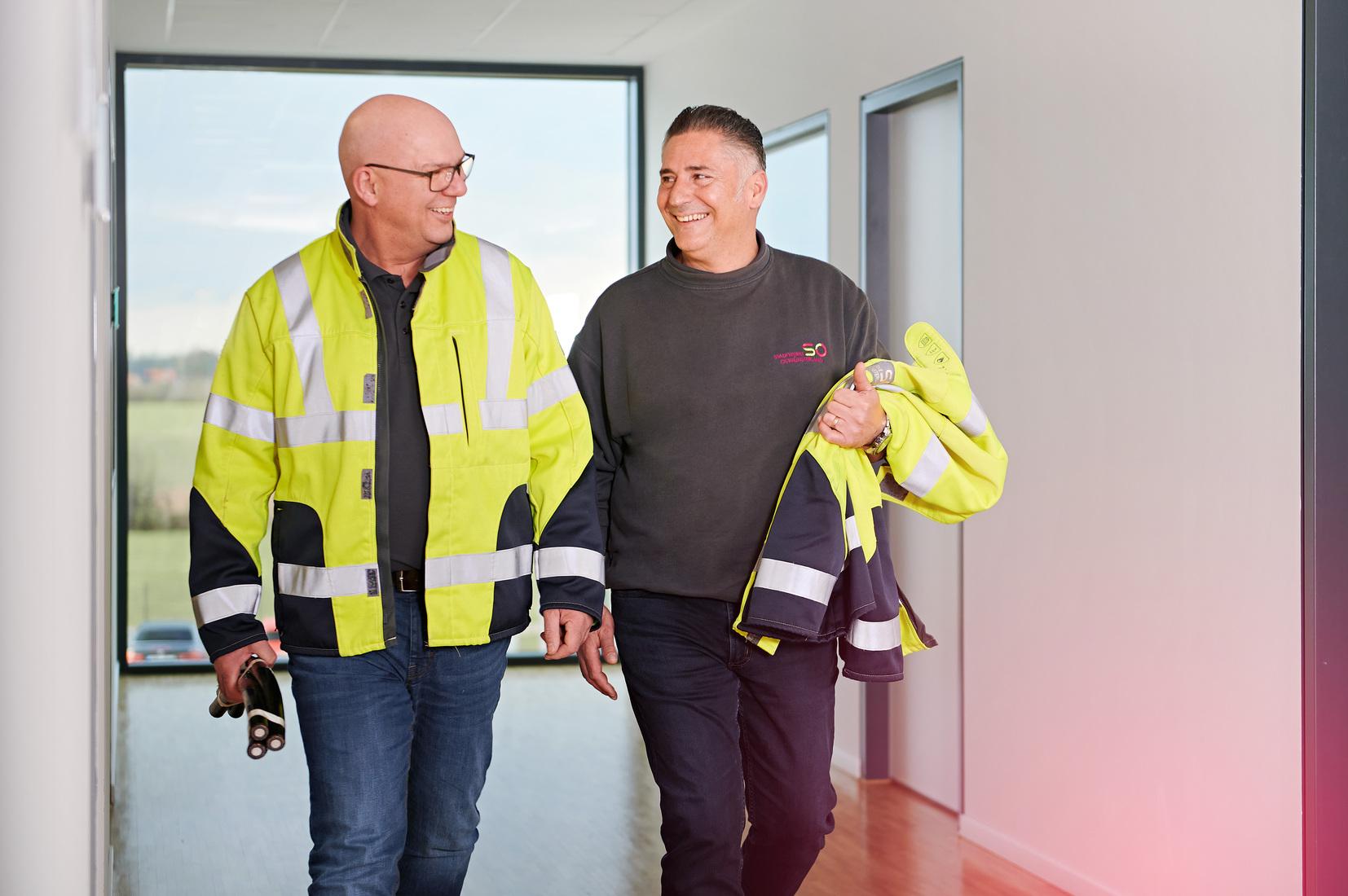 Zwei Mitarbeiter der Stadtwerke Ostmünsterland in Arbeitskleidung Zwei Mitarbeiter der Stadtwerke Ostmünsterland in Arbeitskleidung