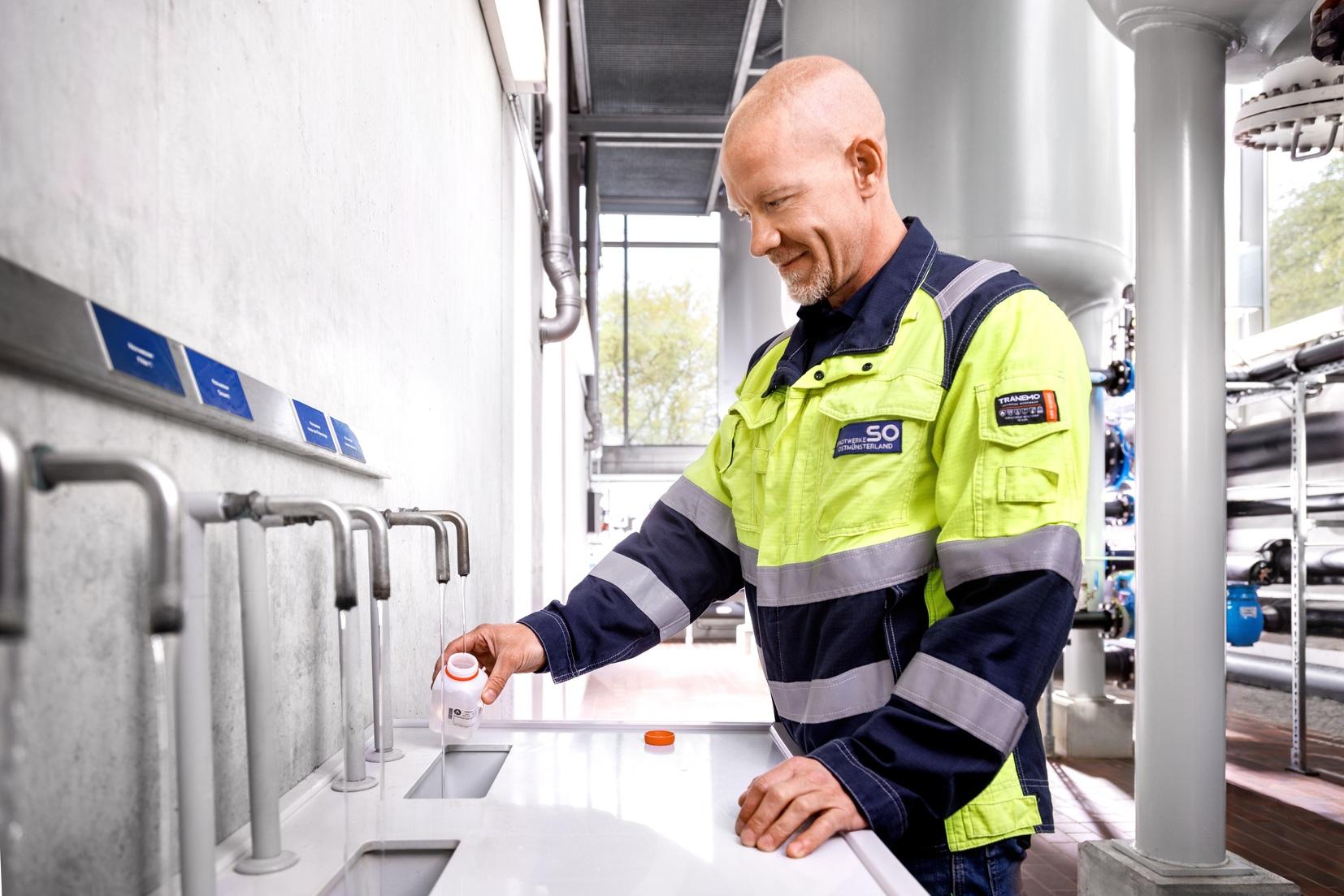 Wassermeister der Stadtwerke Ostm&uuml;nsterland nimmt Trinkwasserprobe