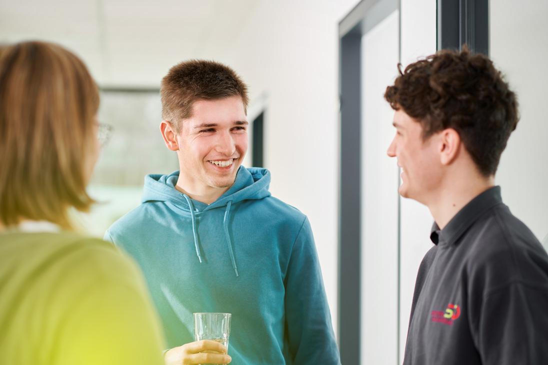 Drei Azubis der Stadtwerke Ostmünsterland unterhalten sich Drei Azubis der Stadtwerke Ostmünsterland unterhalten sich