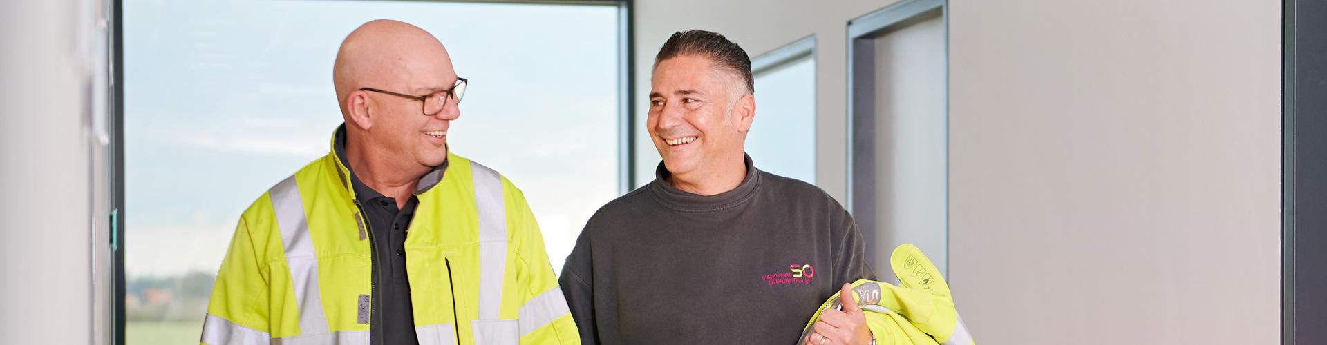 Zwei Mitarbeiter der Stadtwerke Ostmünsterland in Arbeitskleidung Zwei Mitarbeiter der Stadtwerke Ostmünsterland in Arbeitskleidung