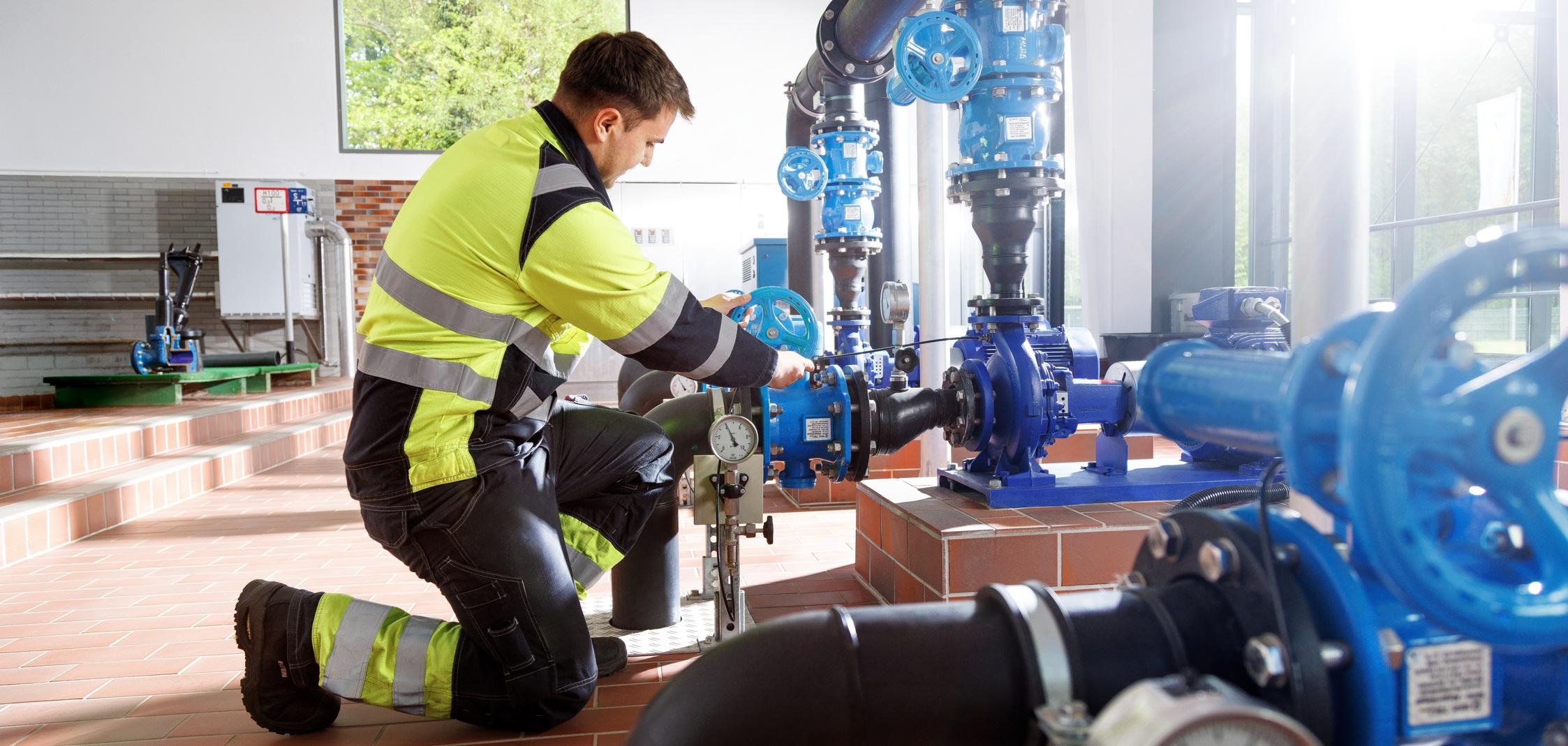 Umwelttechnologe der Stadtwerke Ostm&uuml;nsterland arbeitet an einer Pumpe im Wasserwerk