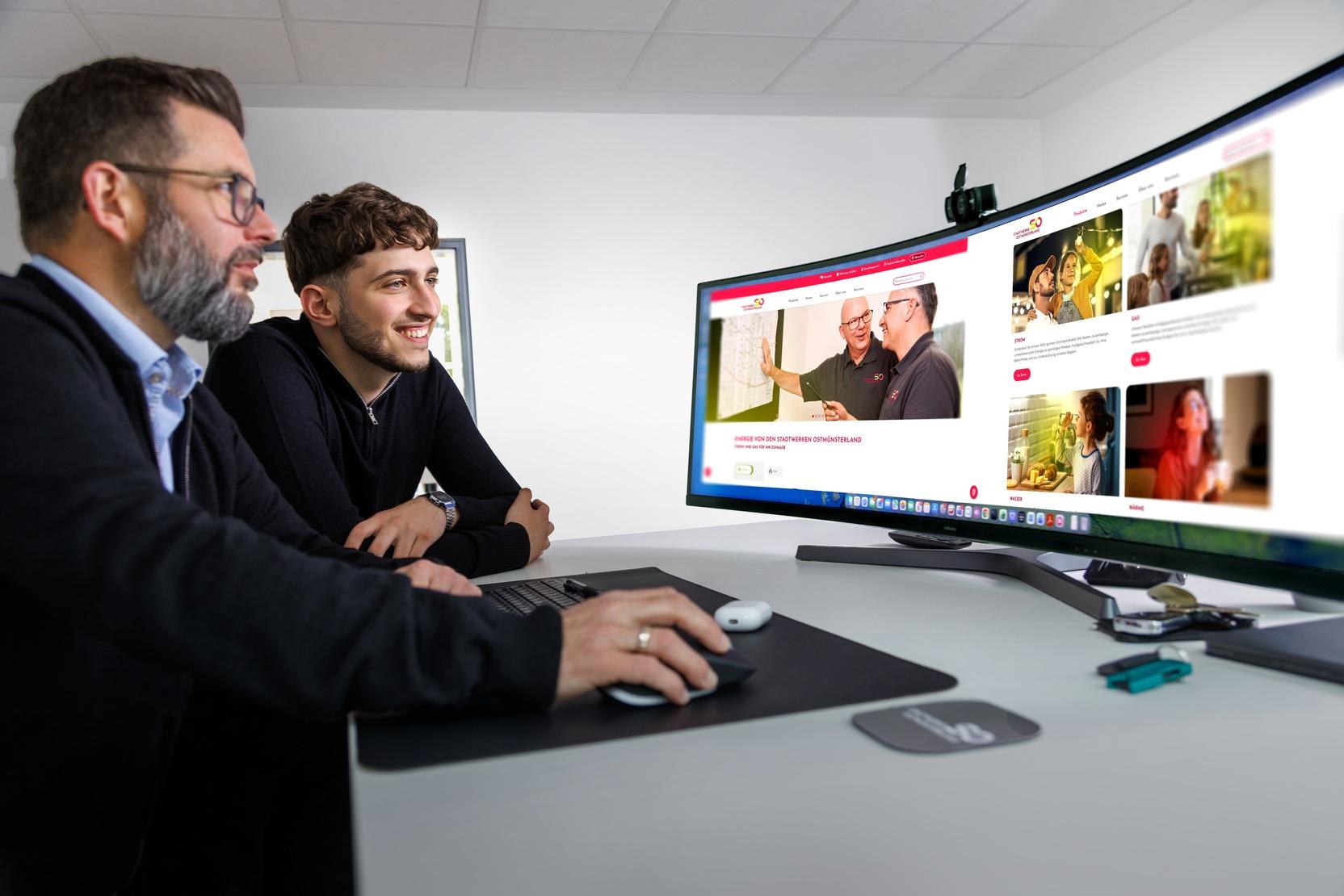 Zwei Mitarbeiter der Stadtwerke Ostmünsterland arbeiten gemeinsam am Computer Zwei Mitarbeiter der Stadtwerke Ostmünsterland arbeiten gemeinsam am Computer