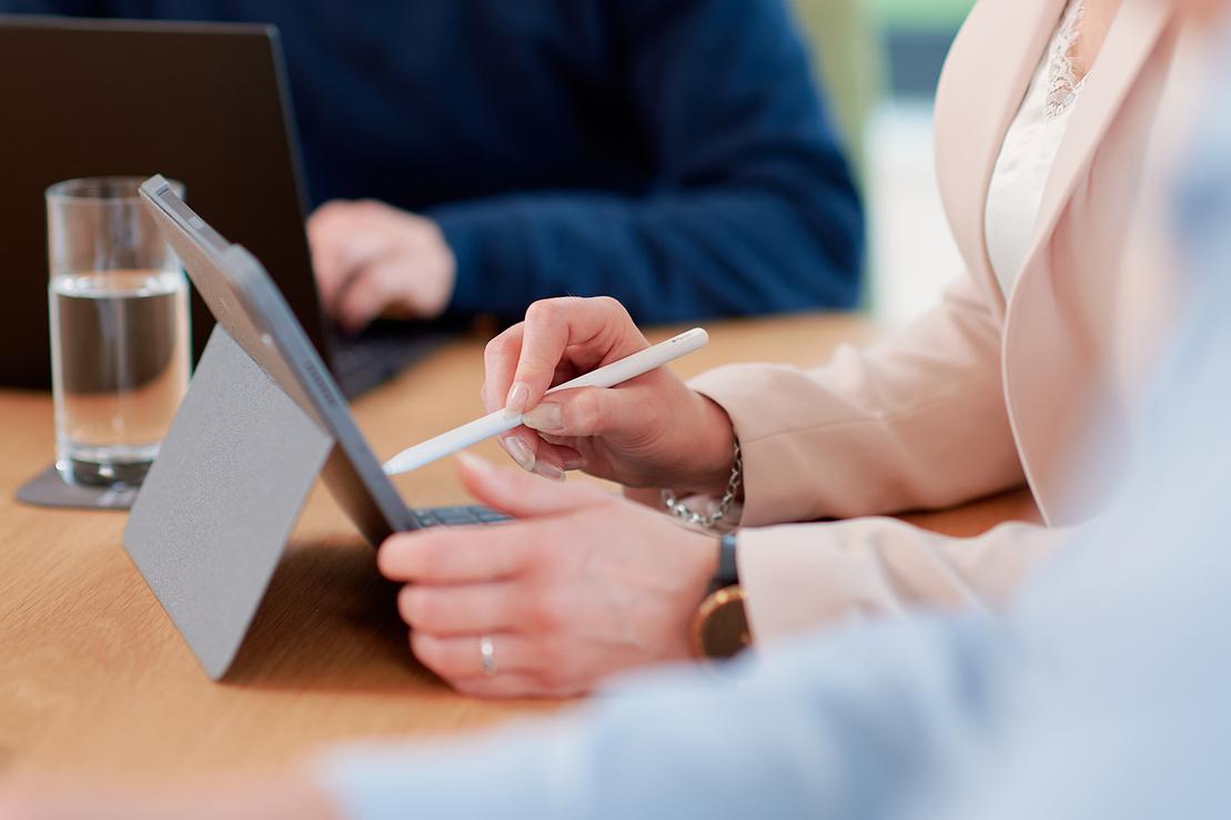 Eine Frau gibt ihren Zählerstand am Tablet ein