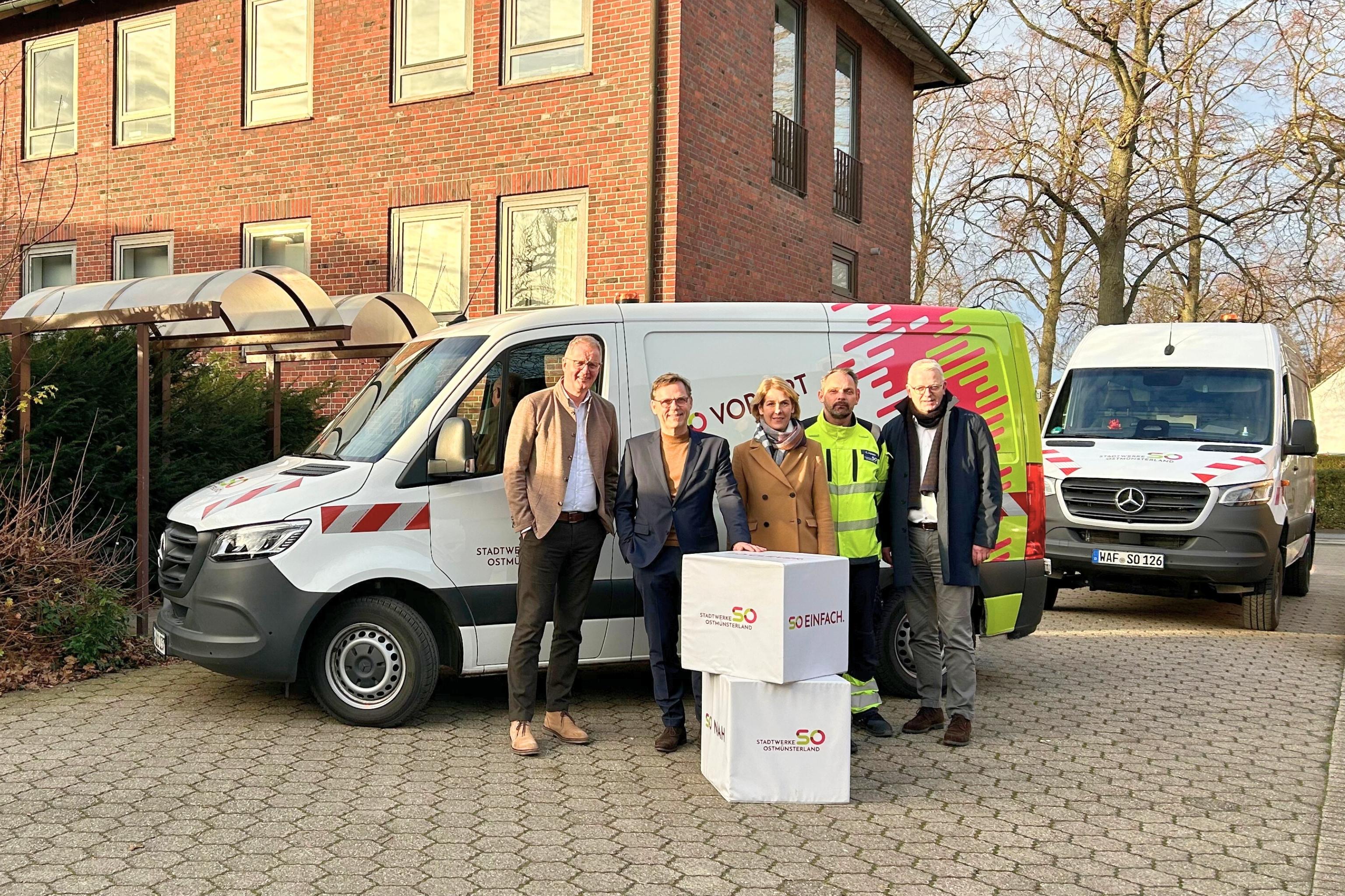 Die Geschäftsführung der Stadtwerke Ostmünsterland sowie die Bürgermeister von Drensteinfurt und Sendenhorst vor einem Stadtwerke-Fahrzeug