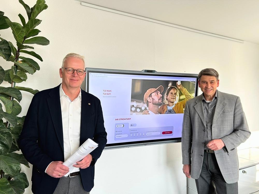 Winfried Münsterkötter und Stefan Werner freuen sich über die Preissenkung im Strom