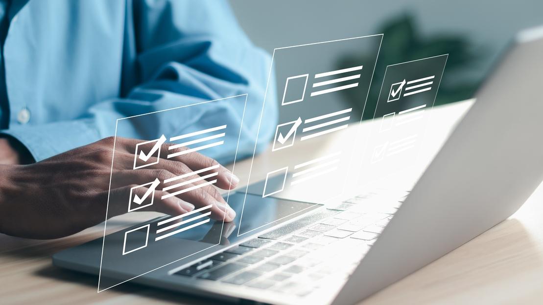 Person sitzt vor Laptop