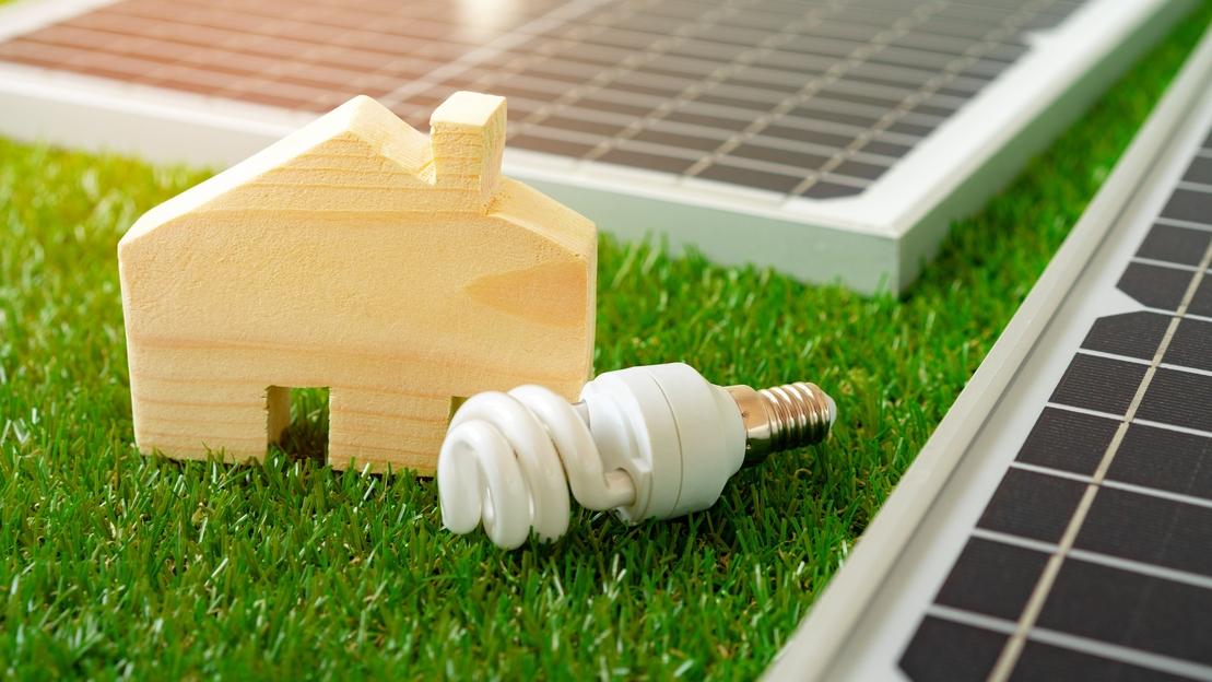 Holzhaus mit PV-Modul