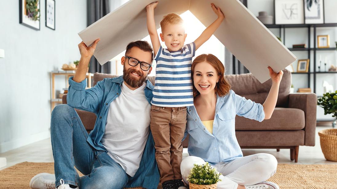 Familie mit kleinem Kind unter einem Pappdach Familie mit kleinem Kind unter einem Pappdach