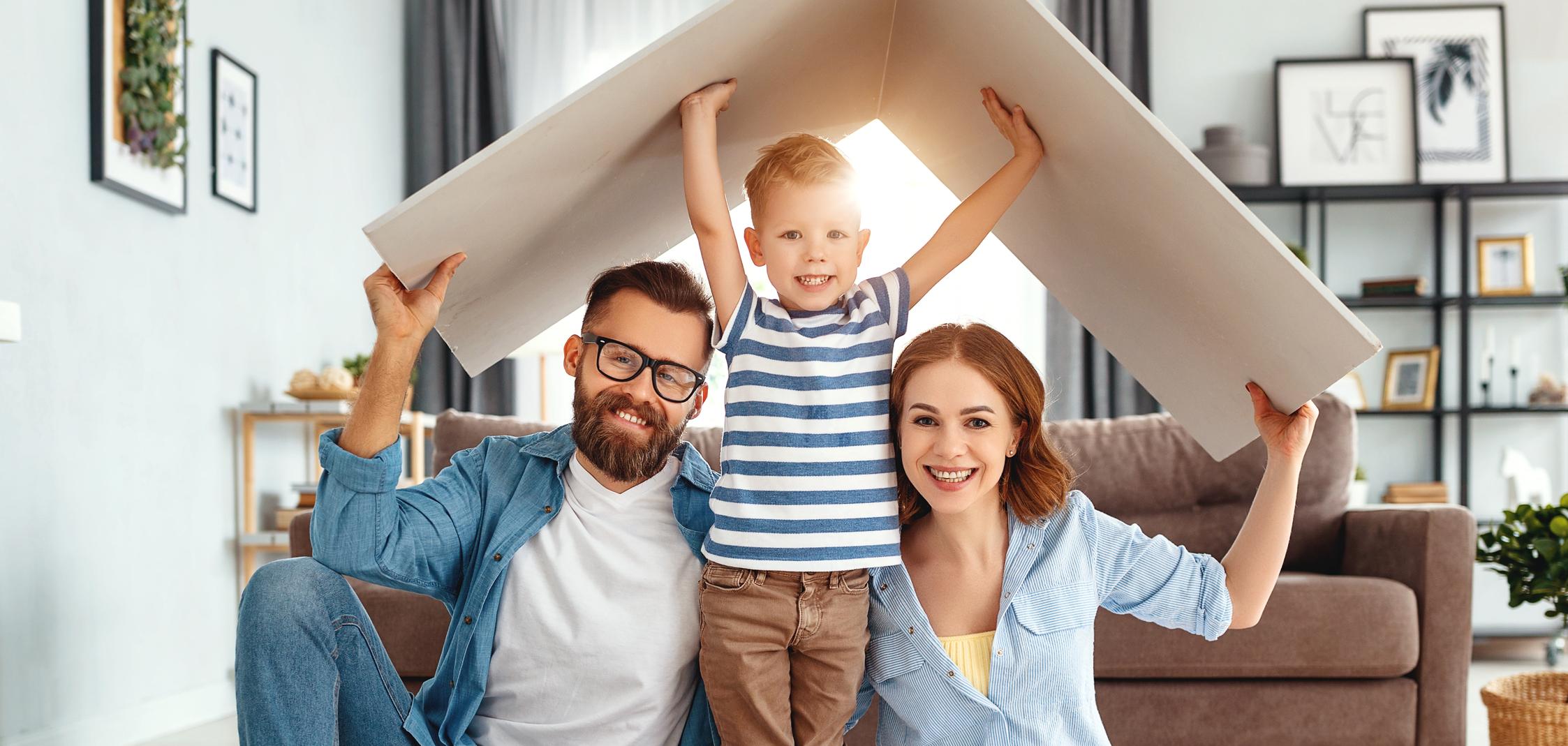 Familie mit kleinem Kind unter einem Pappdach Familie mit kleinem Kind unter einem Pappdach