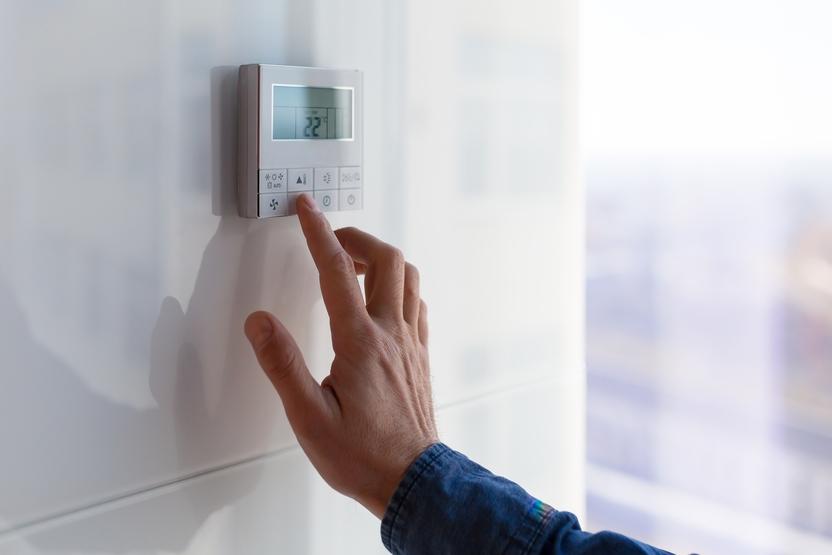 Mensch bedient Smart Home Panel