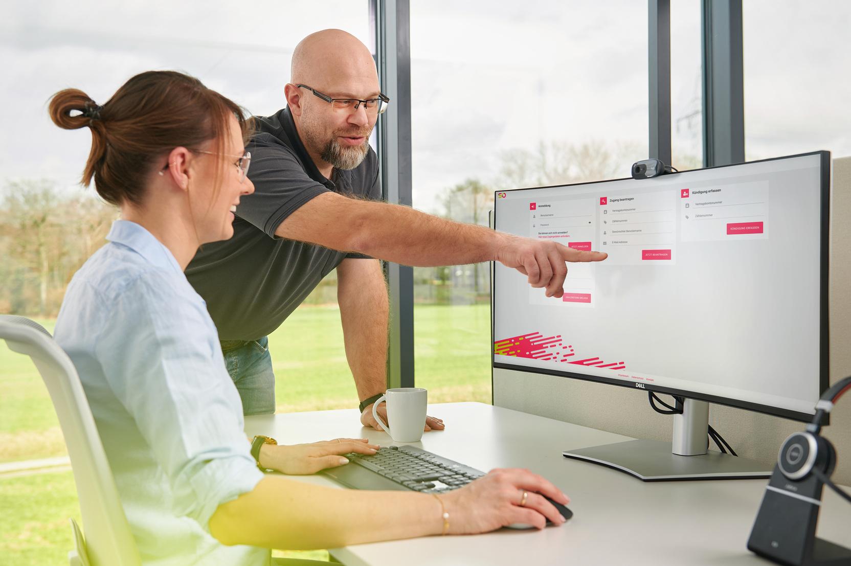 Eine Frau und ein Mann besprechen sich am Schreibtisch